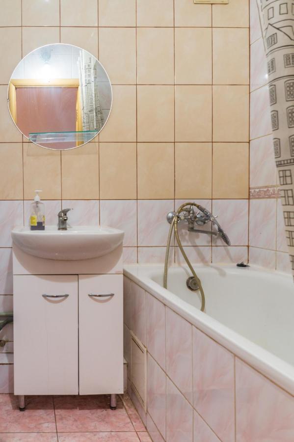 1 комнатная по улице предславинская, 12 Apartment