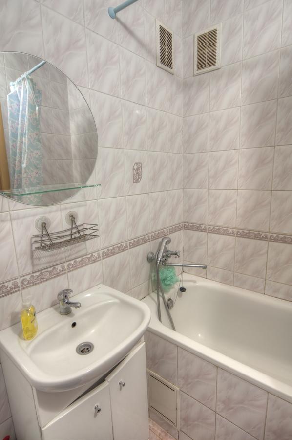 1 комнатная по улице предславинская, 12 Apartment